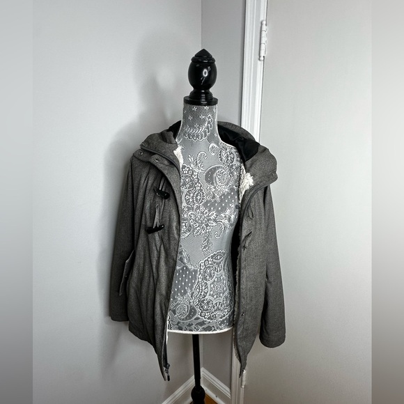 Cabela’s  Women’s Sherpa Lined Grey Hooded Parka. Full Zip. Horn Toggle. - Picture 2 of 14